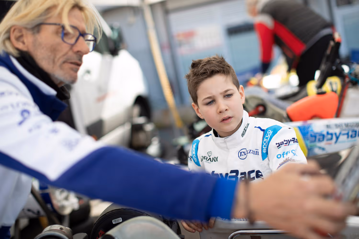 Alexander Ressler lässt sich einige Dinge an seinem Kart erklären.