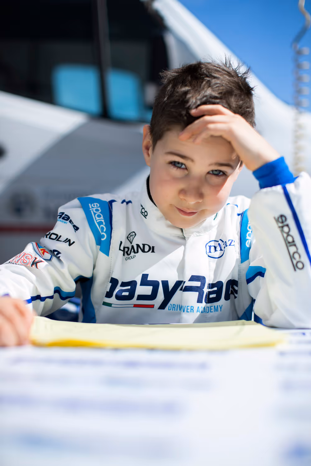 Alexander Ressler blick in die Kamera.