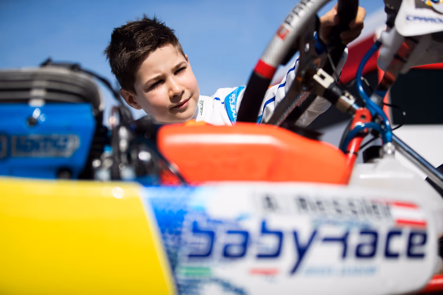 Alexander Ressler begutachtet seinen Kart.