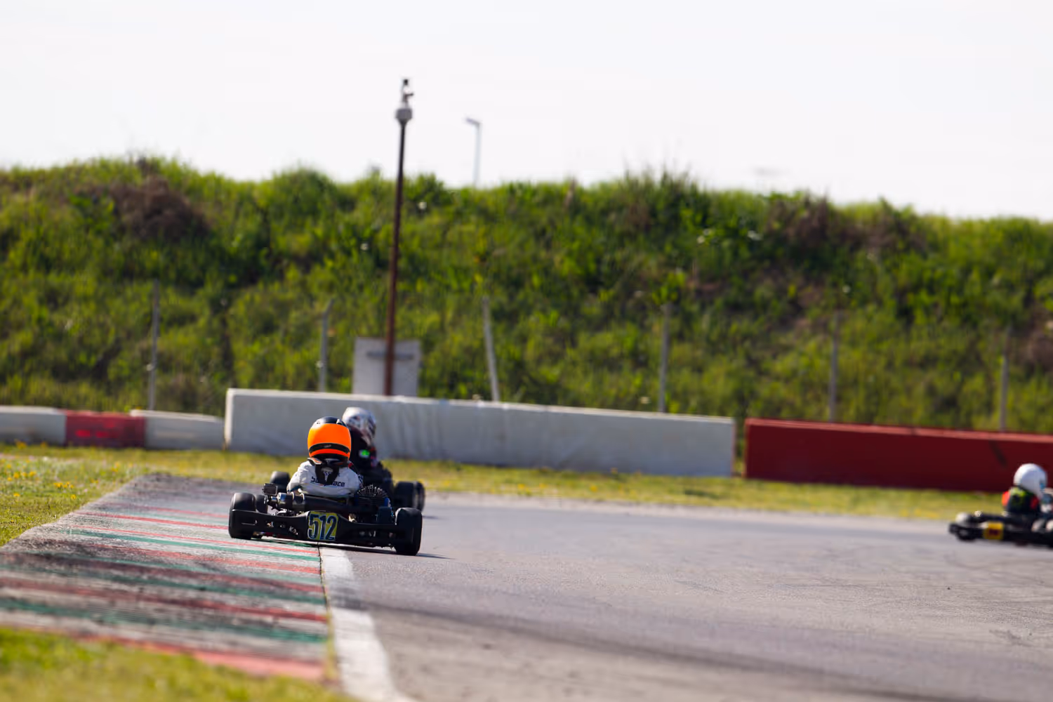 Alexander Ressler zieht eine schnelle Runde in seinem Race-Kart auf der Rennstrecke.