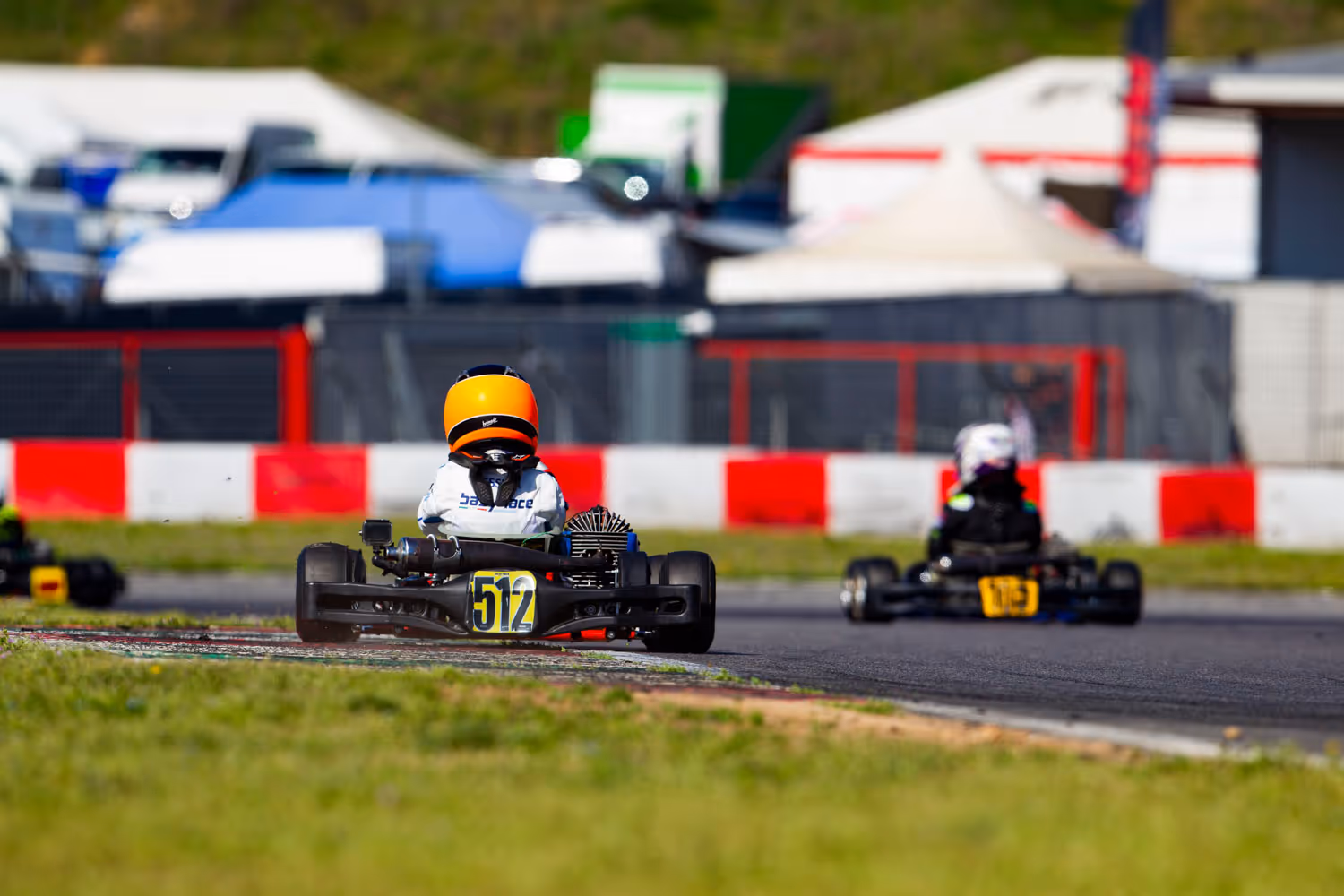 Alexander Ressler zieht eine schnelle Runde in seinem Race-Kart auf der Rennstrecke.