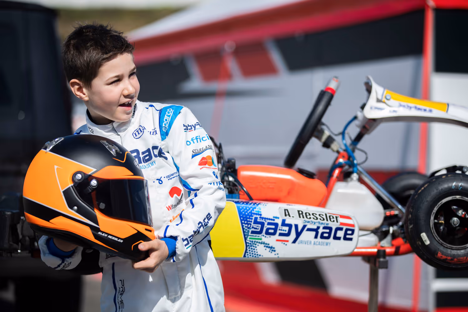 Alexander Ressler hält seinen Helm in die Kamera.