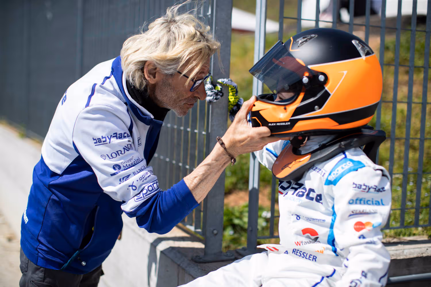 Alexander Ressler bekommt Anweisungen von seinem Trainer.