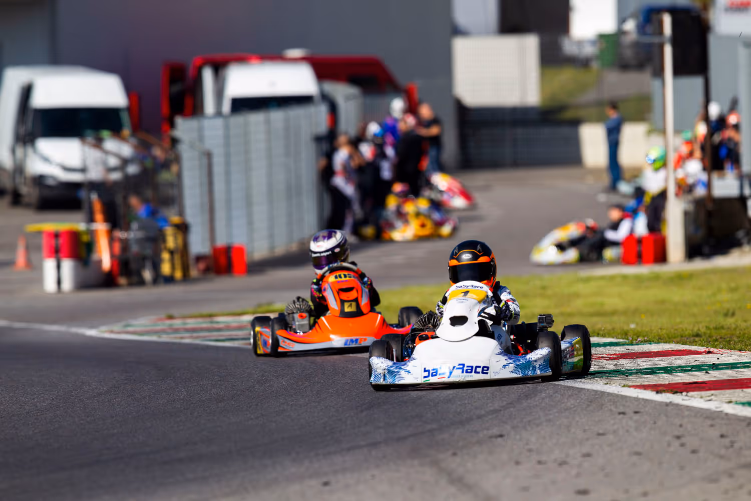 Alexander Ressler zieht eine schnelle Runde in seinem Race-Kart auf der Rennstrecke.