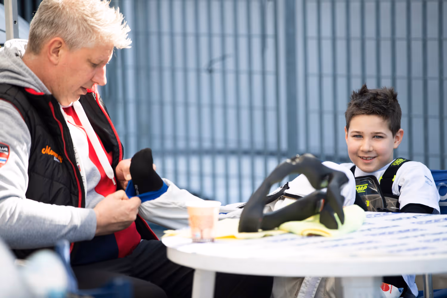 Alexander Ressler sitzt mit seinem Vater an einem Tisch.