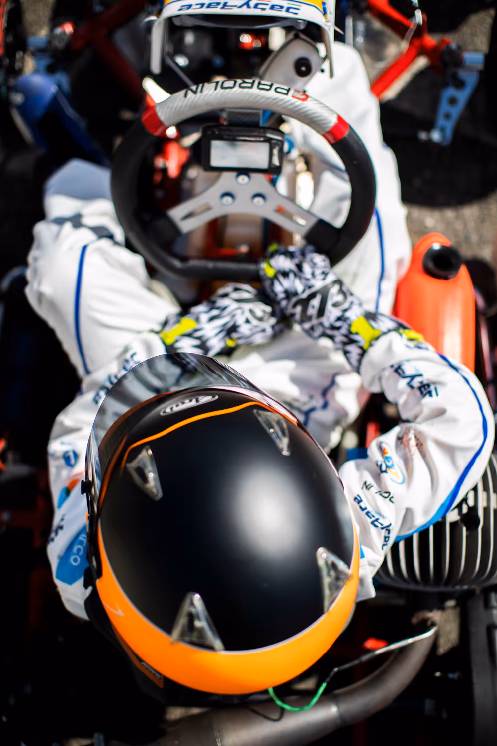 Der Blick aus der Vogelperspektive in den Renn-Kart von Alexander Ressler.