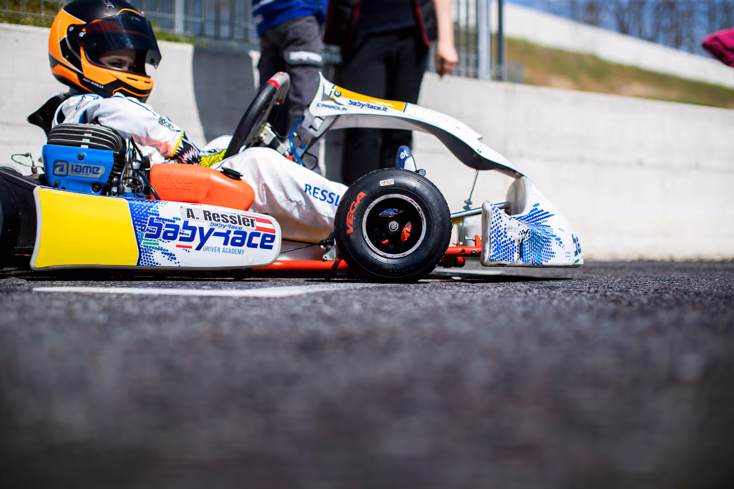Alexander Ressler lenkt seinen Boliden auf die Rennstrecke.
