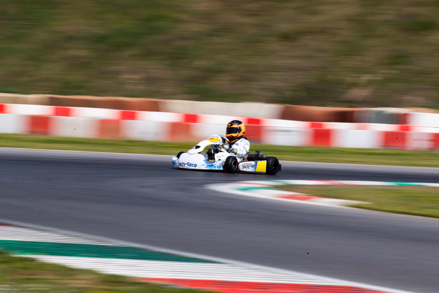 Alexander Ressler zieht eine schnelle Runde in seinem Race-Kart auf der Rennstrecke.