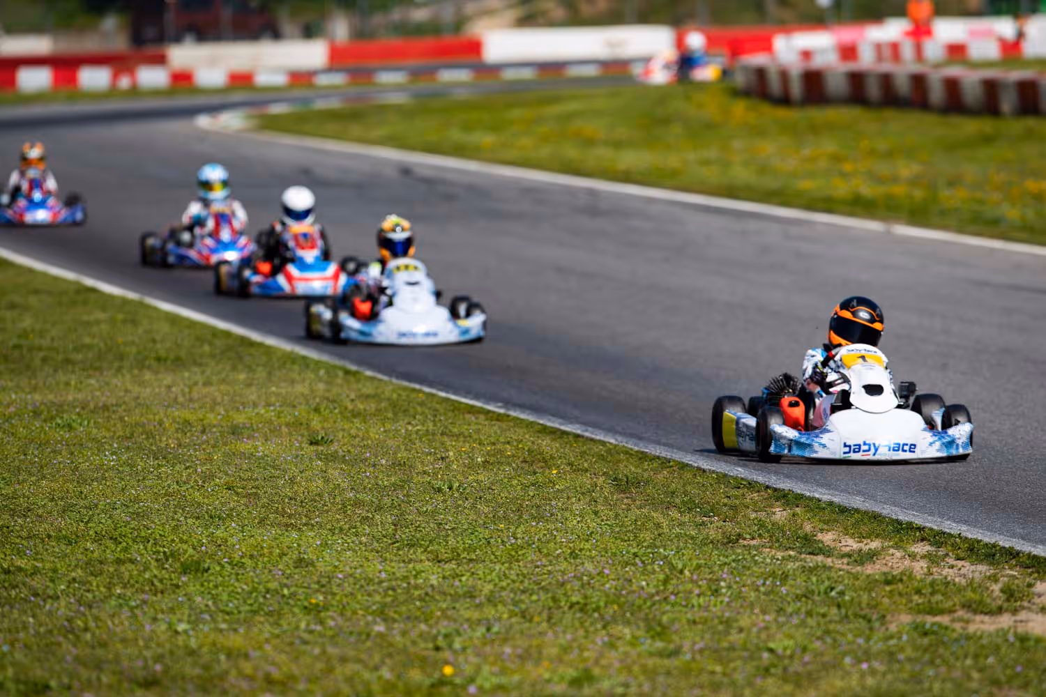 Alexander Ressler zieht eine schnelle Runde in seinem Race-Kart auf der Rennstrecke und fährt einen Vorsprung zu seinen Mitstreitern heraus.