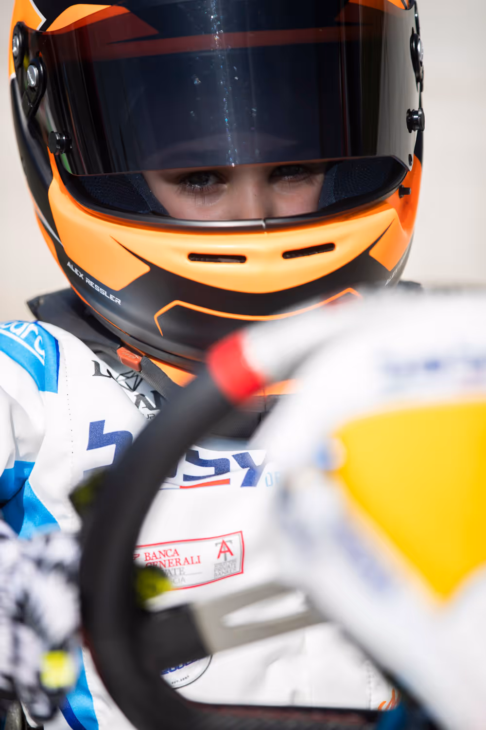 Alexander Ressler sitzt konzentriert im Kart. Den Helm hat er bereits auf.