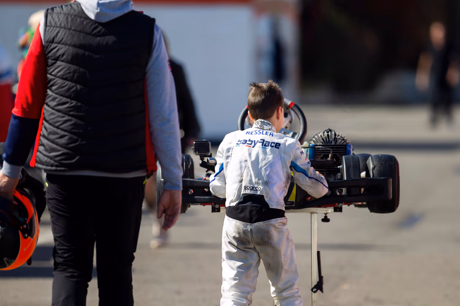 Alexander Ressler schiebt seinen Kart zum Start.