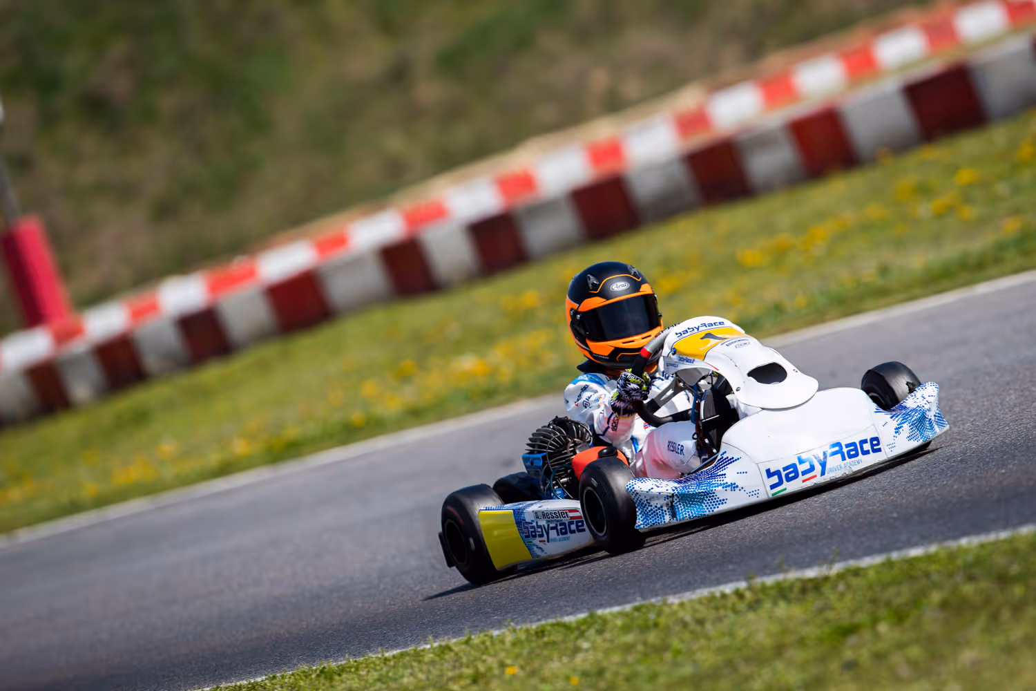 Alexander Ressler zieht eine schnelle Runde in seinem Race-Kart auf der Rennstrecke.