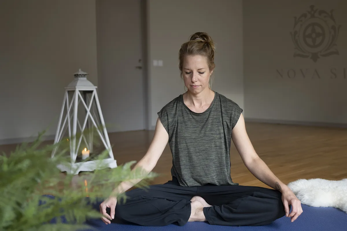 Kvinna som gör yoga på en yogamatta
