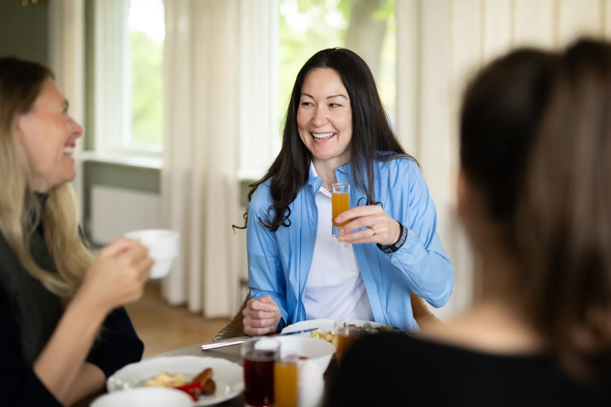 Tre kvinnor äter frukost på Lundsbrunn Resort & Spa