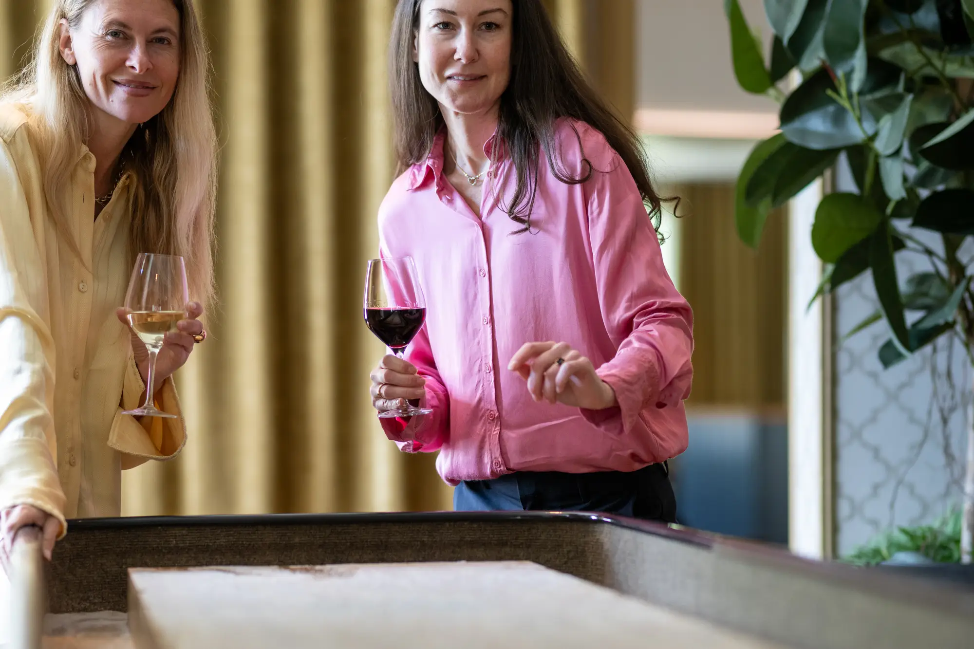 Lyxigt spa med pool och avslappningsområde i soligt rum.