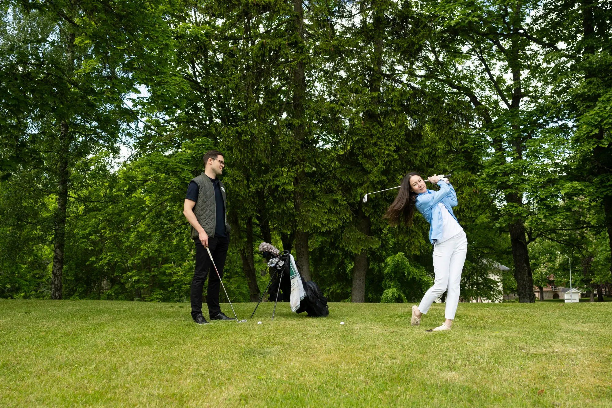 Två personer spelar golf på Lundsbrunn Resort & Spa
