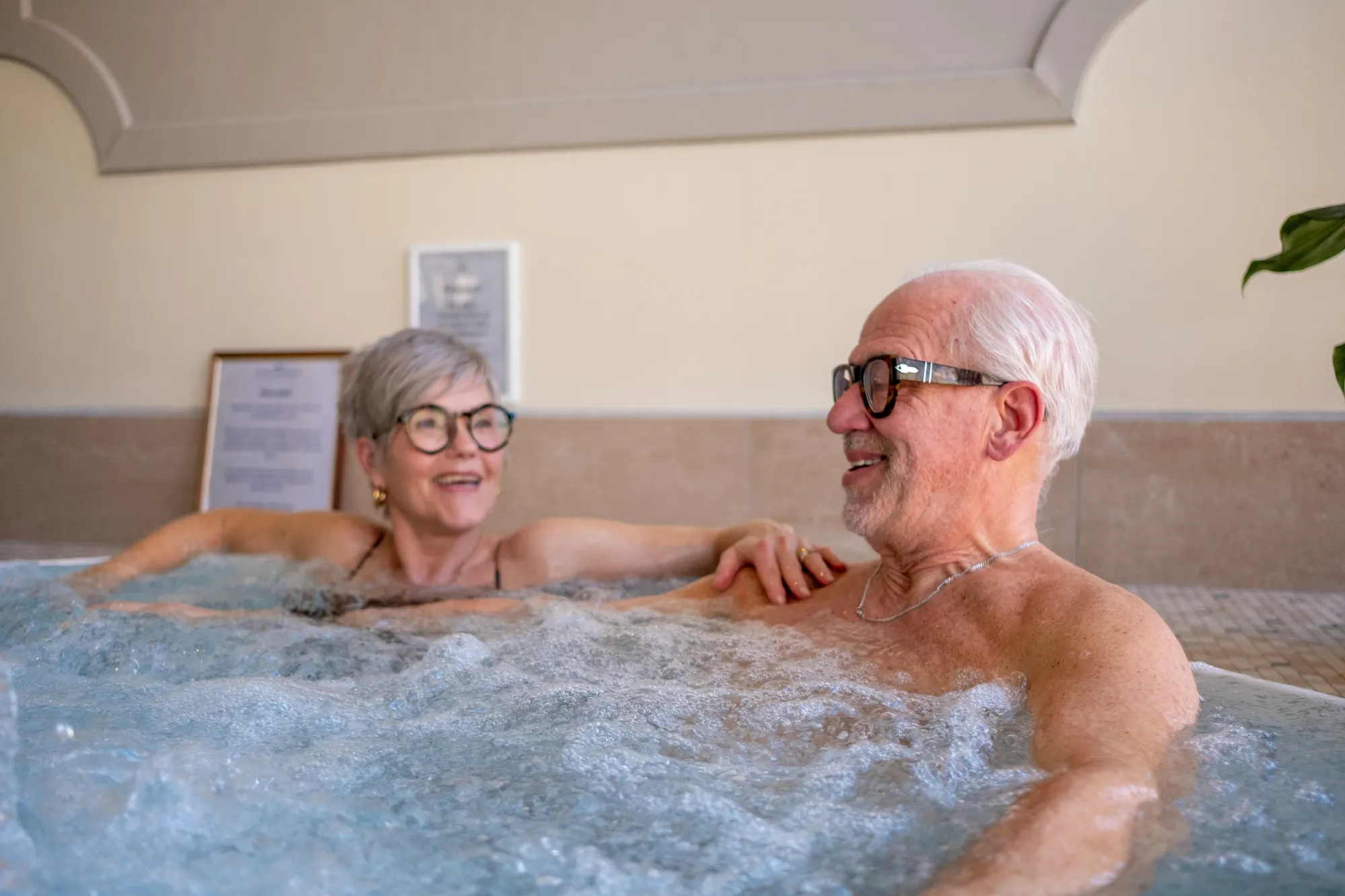 En äldre man och kvinna i bubbelpool.