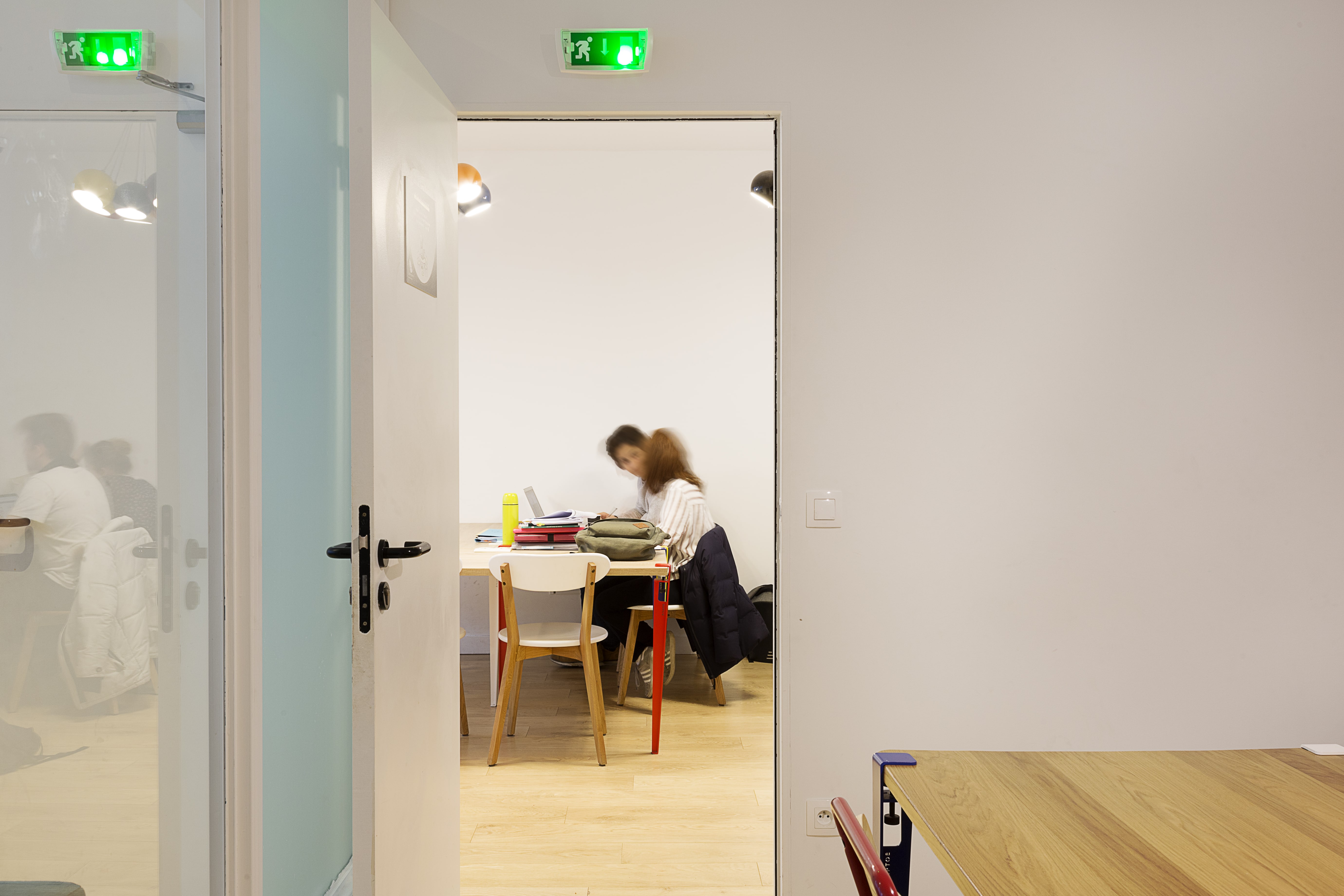 Bureau partagé tarif étudiant à Paris 14e : espaces flexibles et accessibles 24/7 pour réviser et télétravailler