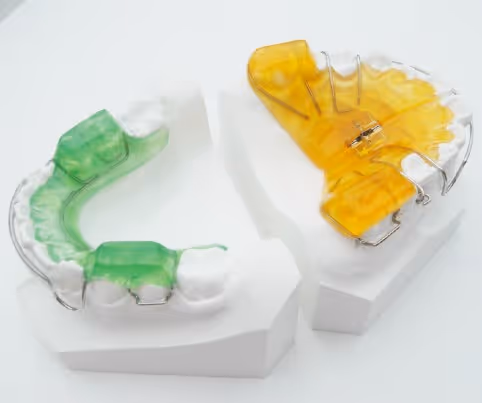 Twin block appliance with screw for bite correction - H32 Dental