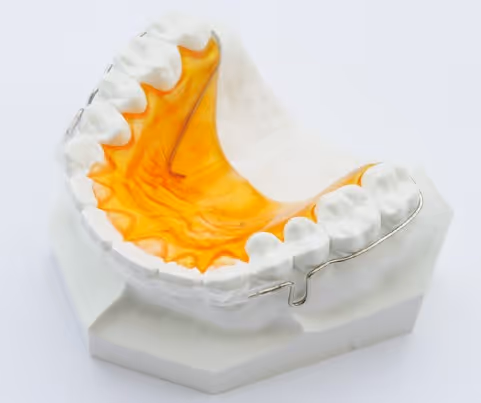 QCM retainer with vestibular arch for orthodontic retention - H32 Dental
