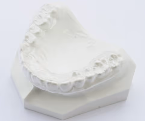 Invisible retainer for discreet orthodontic retention - H32 Dental