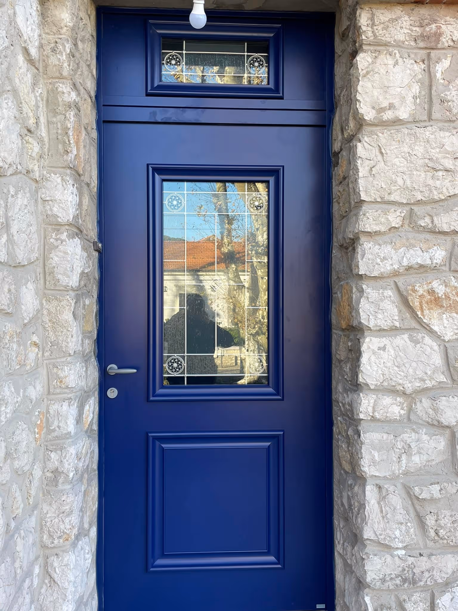 Installation d'une porte d'entrée en aluminium en reconstituant une porte en bois par Occi Bat dans le Gard, l'Hérault et le Vaucluse