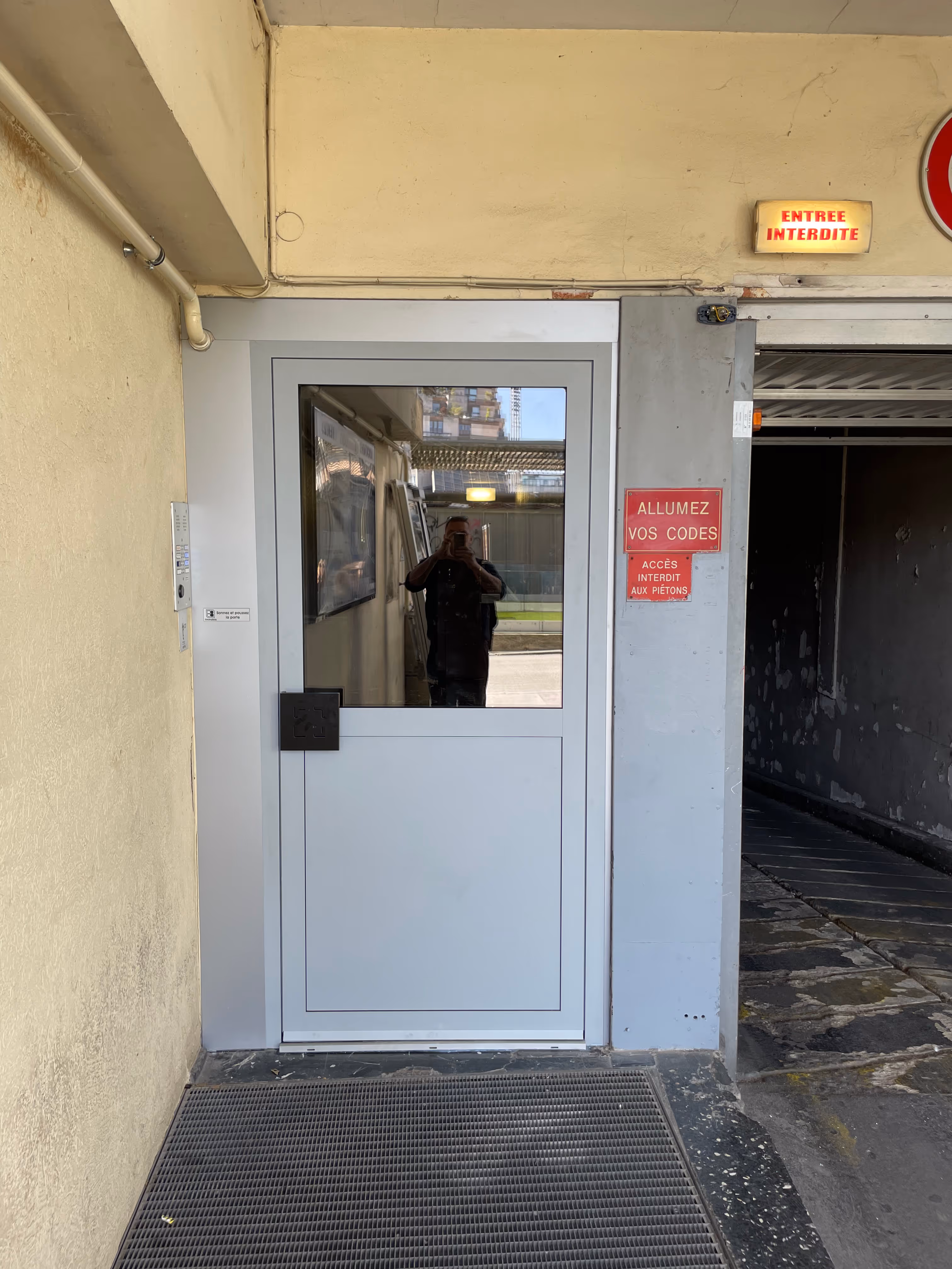 Pose d'une porte grand traffic dans un immeuble par Occi Bat dans le Gard, l'Hérault et le Vaucluse