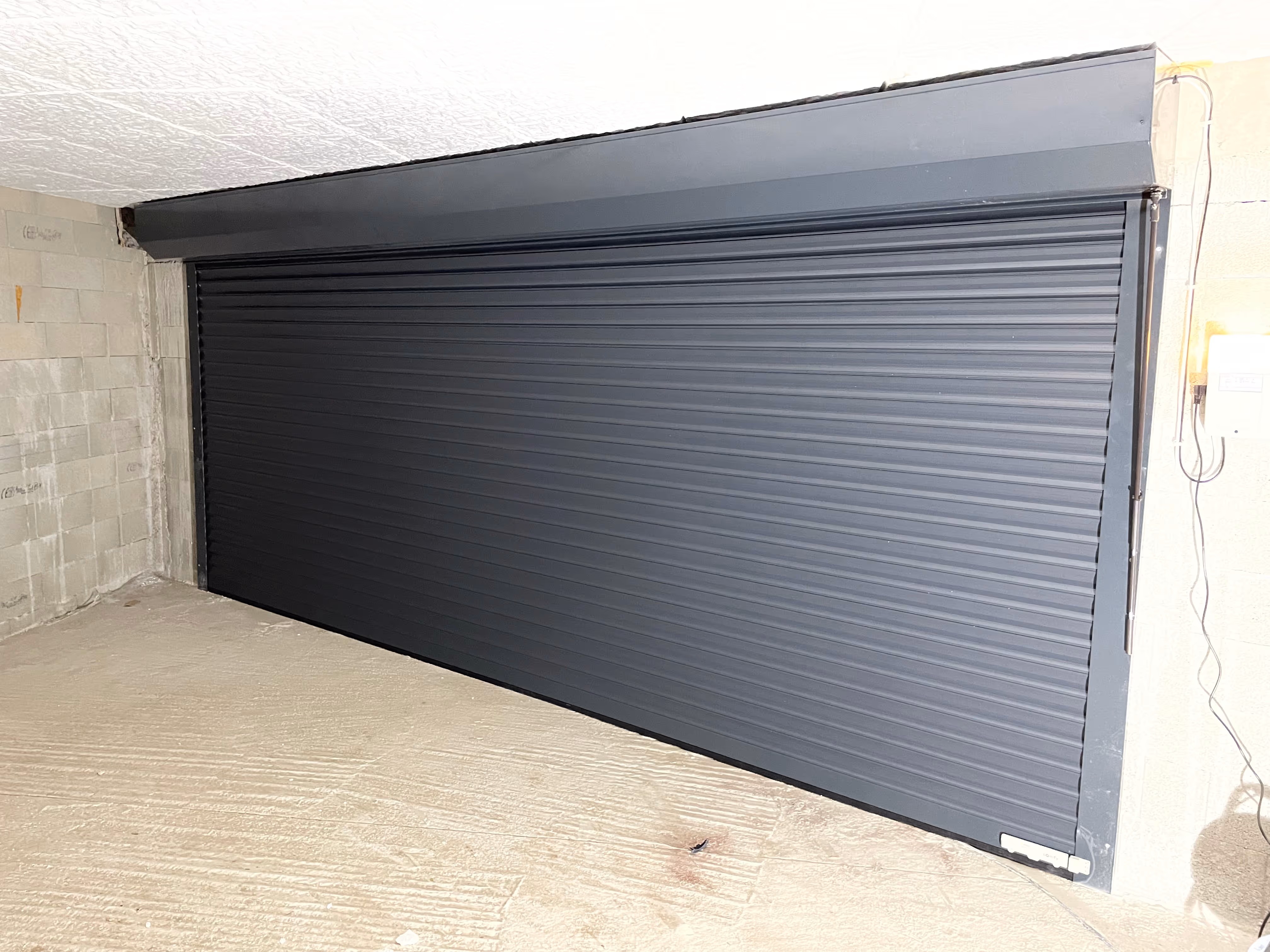 Installation et mise en service d'une porte de garage enroulable motorisée par Occi Bat dans le Gard, l'Hérault et le Vaucluse