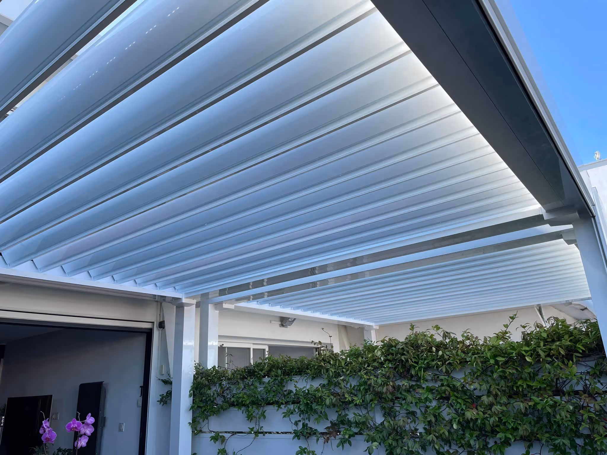 Mise en place d'une grande pergolas bioclimatique