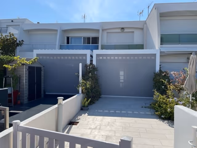 Installation de moustiquaire sur une pergolas bioclimatique par Occi Bat dans le Gard, l'Hérault et le Vaucluse