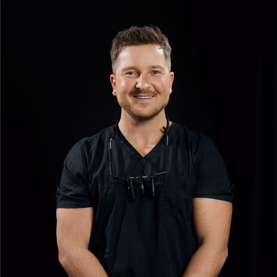 Portraitfoto von Lukas zum Broock im Zahnzentrum Nord Emden
