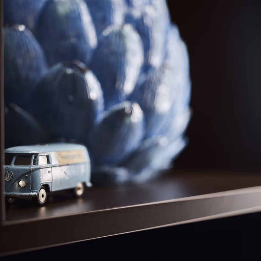 VW Bus auf Schreibtisch