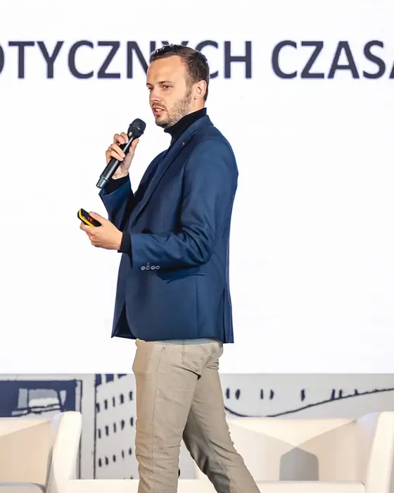 Dawid Czoska podczas wystąpienia na scenie
