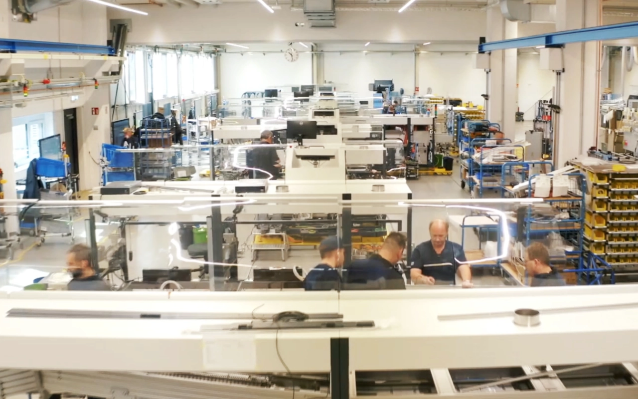 Das Bild zeigt eine Kurtz Ersa Fabrik, in der Maschinen hergestellt werden.
