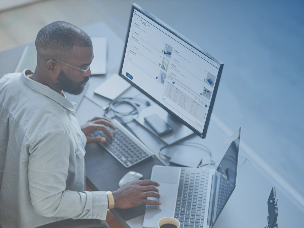 Ein Mann sitzt an seinem Arbeitsplatz und konfiguriert mit der SAE Software.