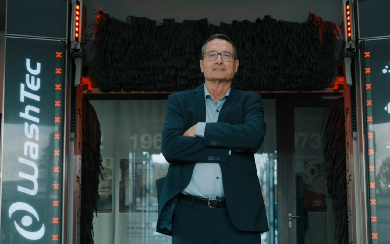 Andreas Faller vor einer WashTec Waschanlage.