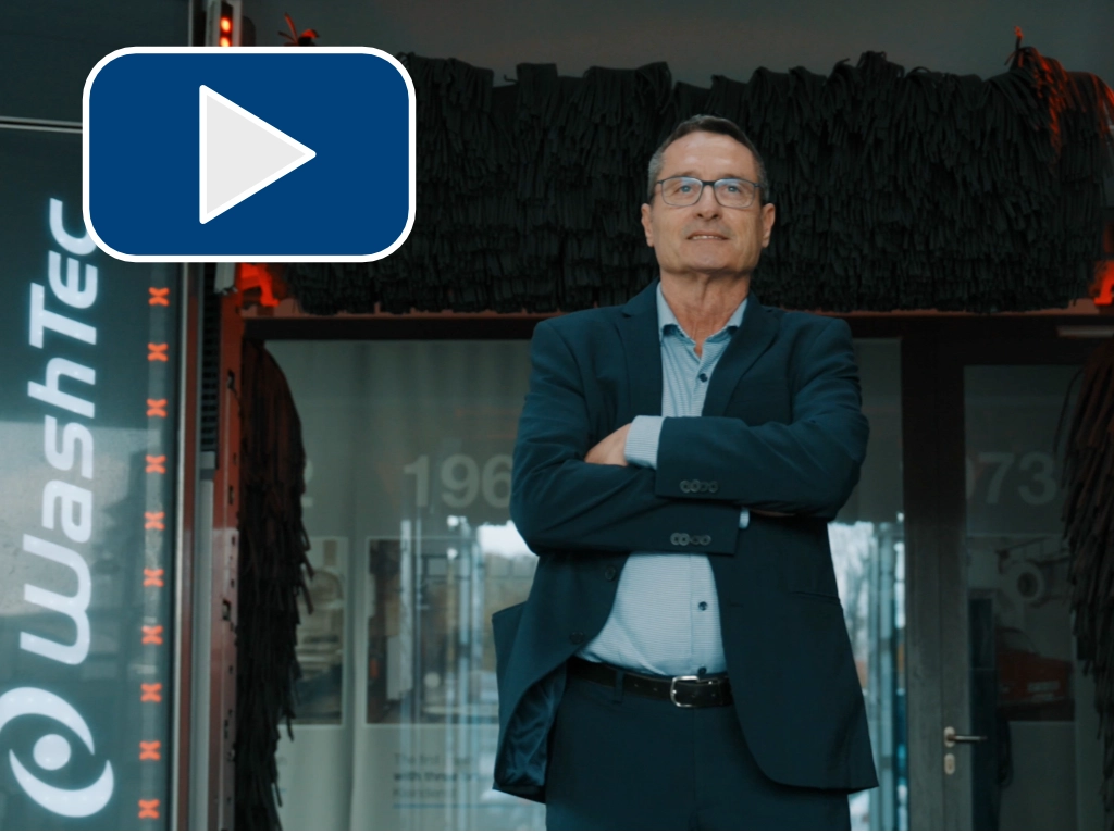 Andreas Faller vor einer WashTec Waschanlage.