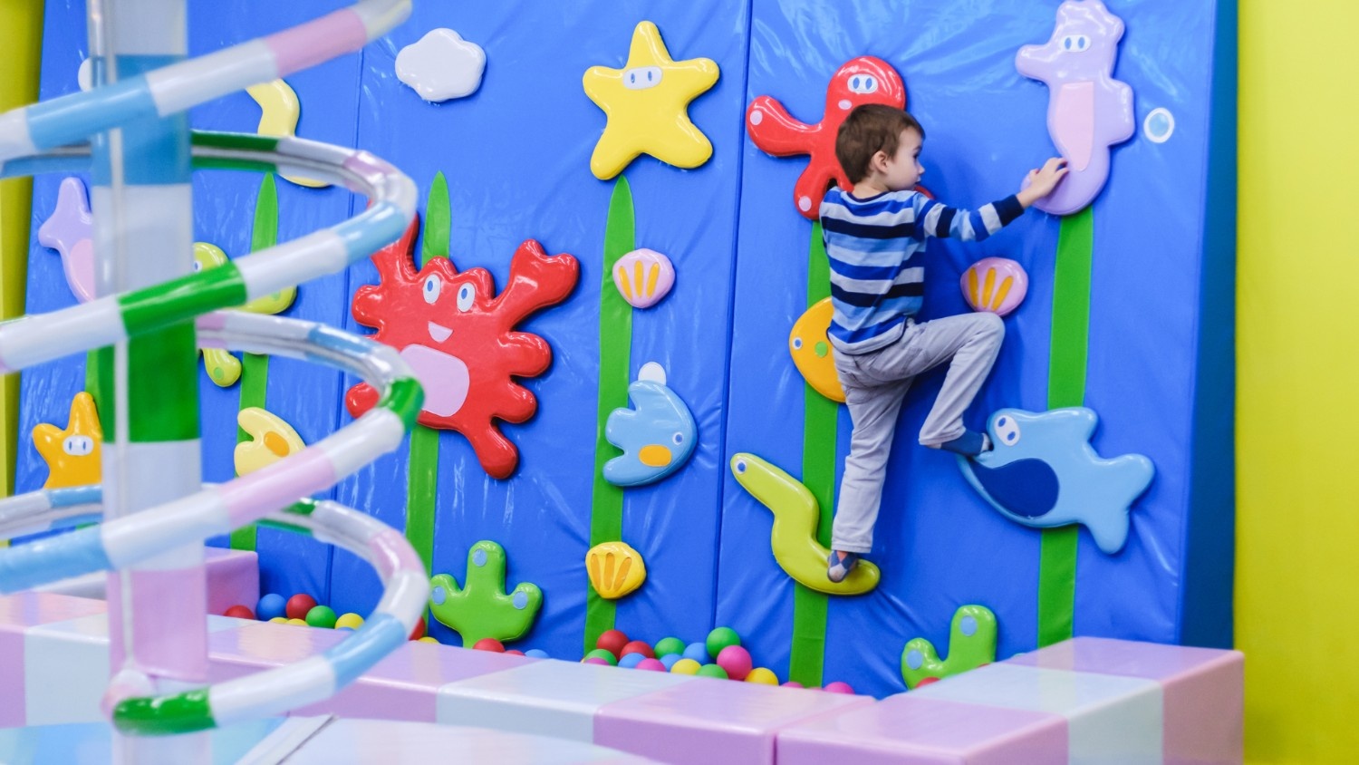 Boo Boo Laand: A Spacious Indoor Playground for Exploration