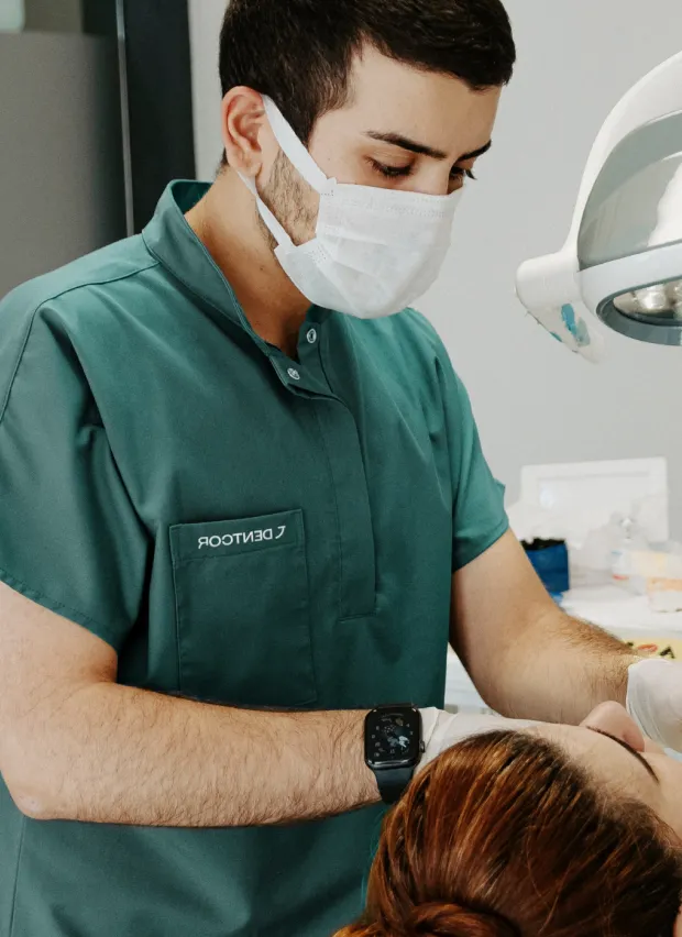 Tandarts aan het werk met een patiënt