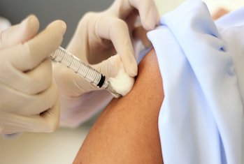 Vaccin anti-grippe, SEP et Covid-19