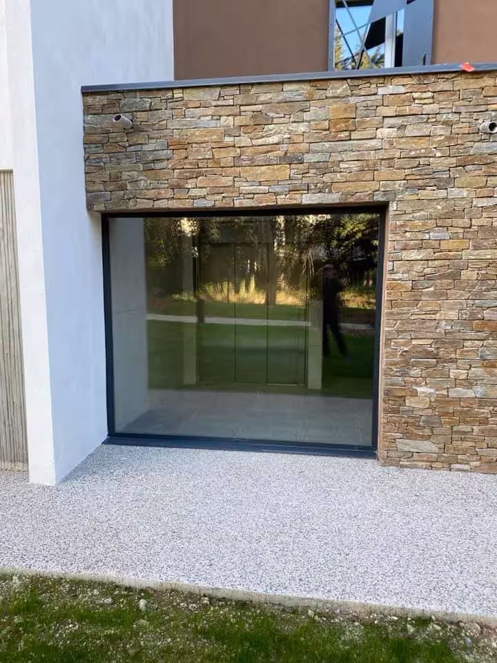 Pose de fenêtre en rénovation dans une maison ancienne dans le Gard