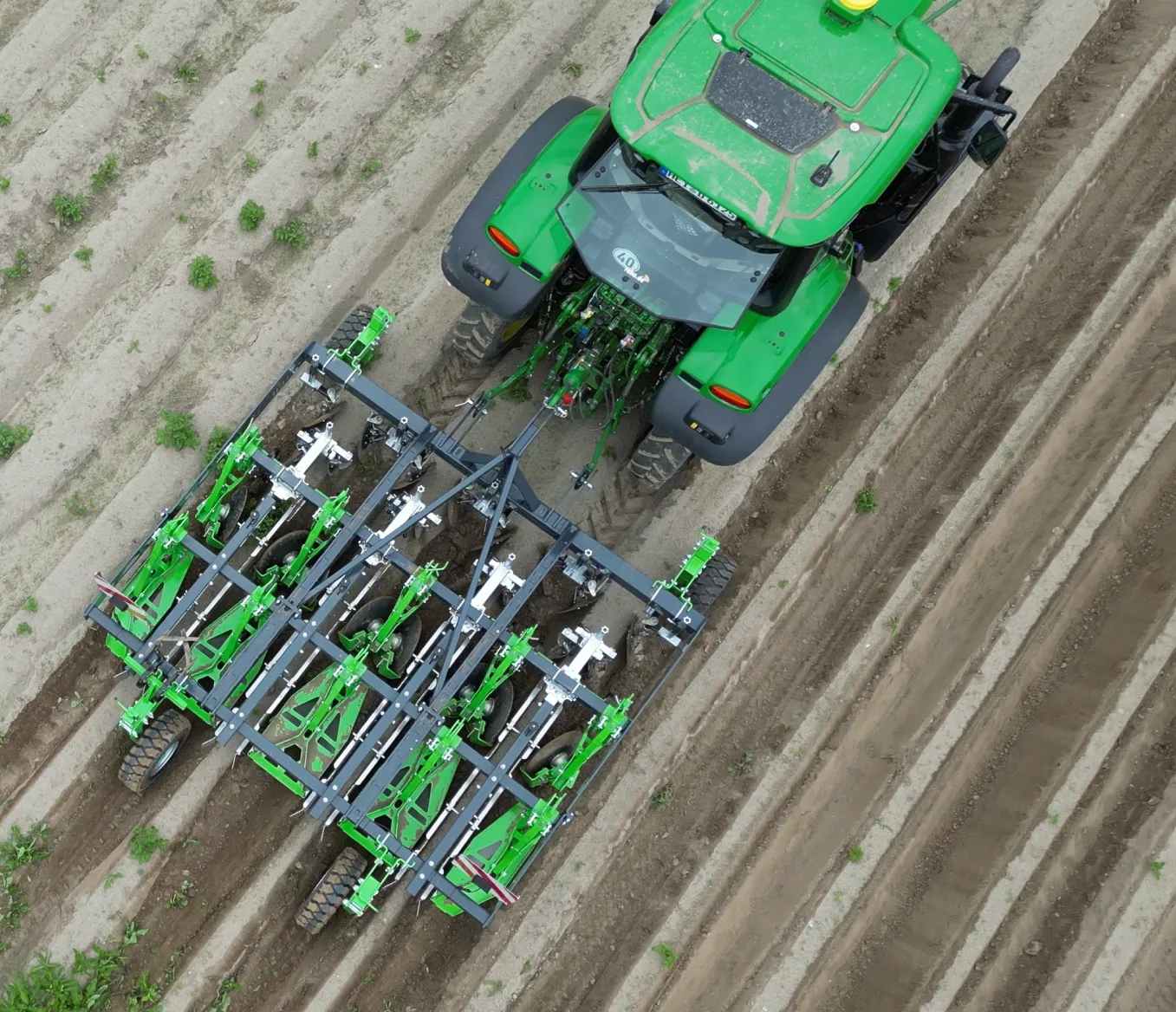 Erntetechnik: Traktor im Feld