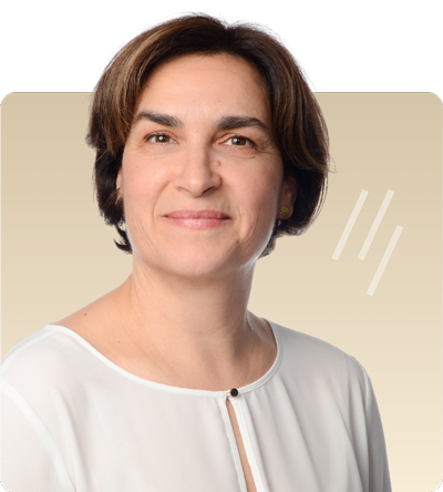 Porträt von Dr. Ines Puchta. Sie lächelt sympathisch in die Kamera.