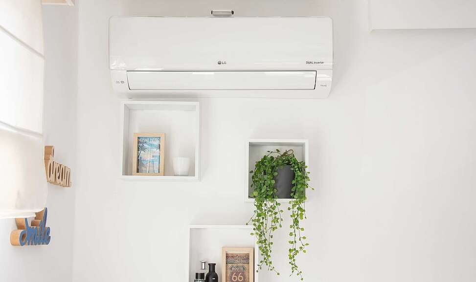 Airco zonder buitenunit in woonkamer tegen muur