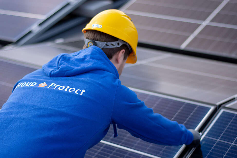 Energy Protect installateur plaatst zonnepanelen op dak