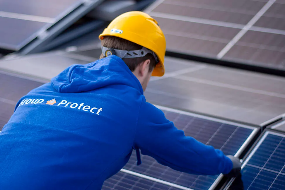 Energy Protect installateur plaatst zonnepanelen op dak