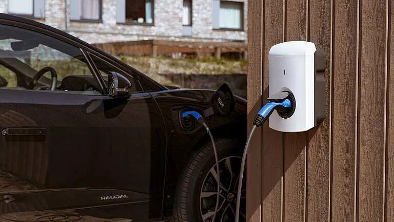 elektrische wagen opladen aan laadpaal