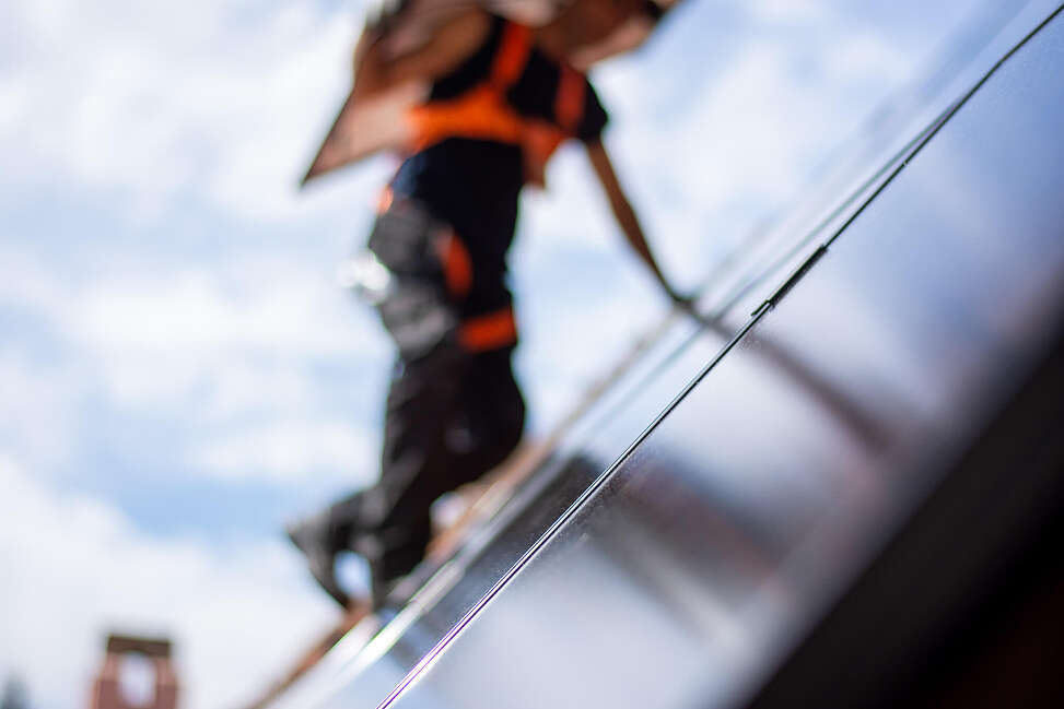 Installation de panneaux solaires sur un toit