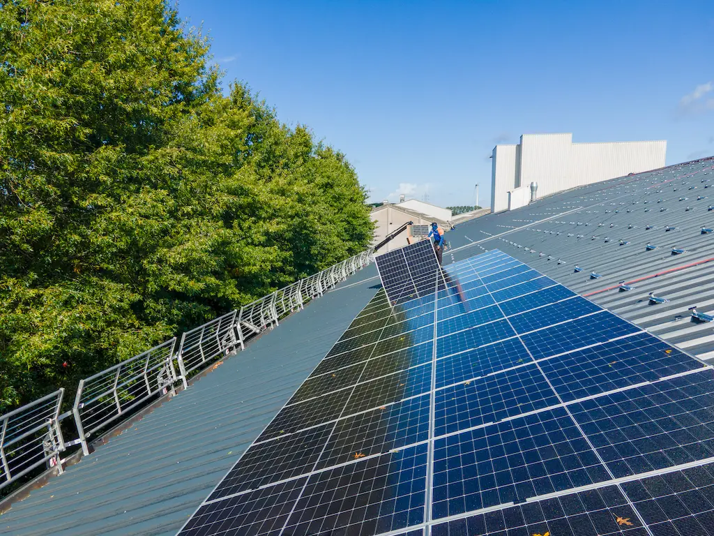 Pose de panneaux solaires sur une toiture métallique en pente par Energy Protect, avec vue sur la sécurisation périphérique et l'exécution technique.