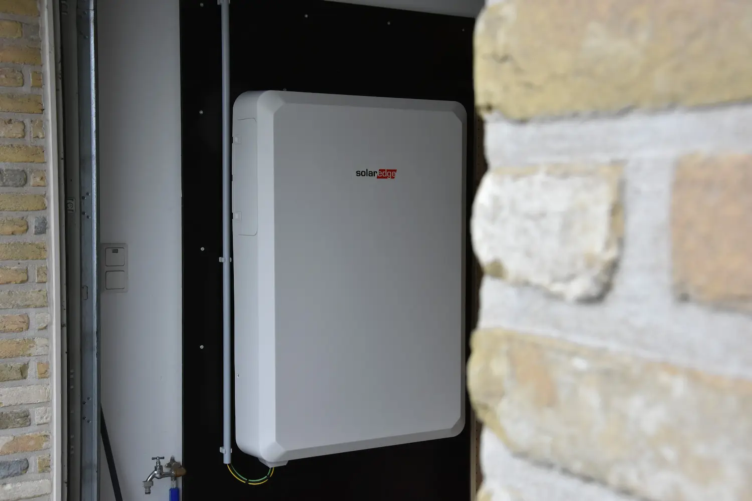 SolarEdge thuisbatterij geïnstalleerd tegen de gevel van een Belgische woning